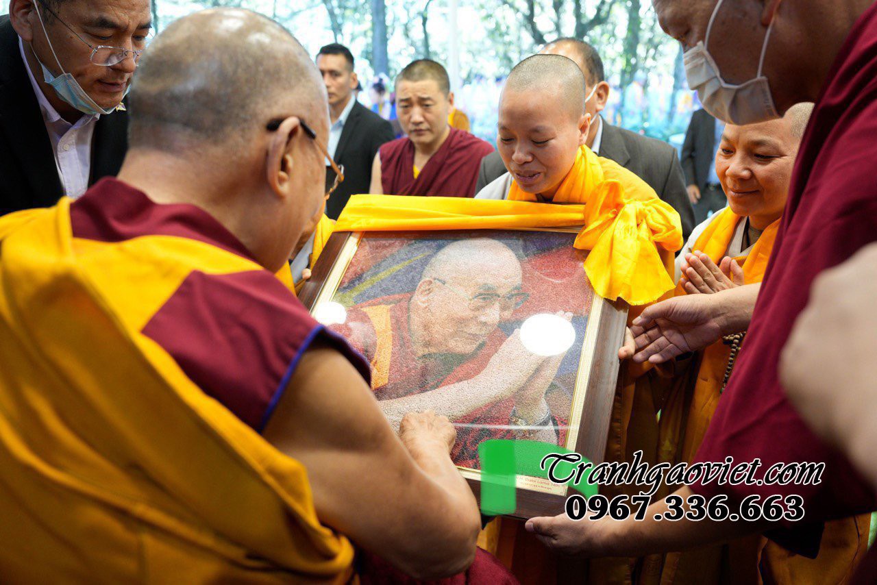 Tặng Tranh gạo l&agrave;m qu&agrave; Ngoại Giao