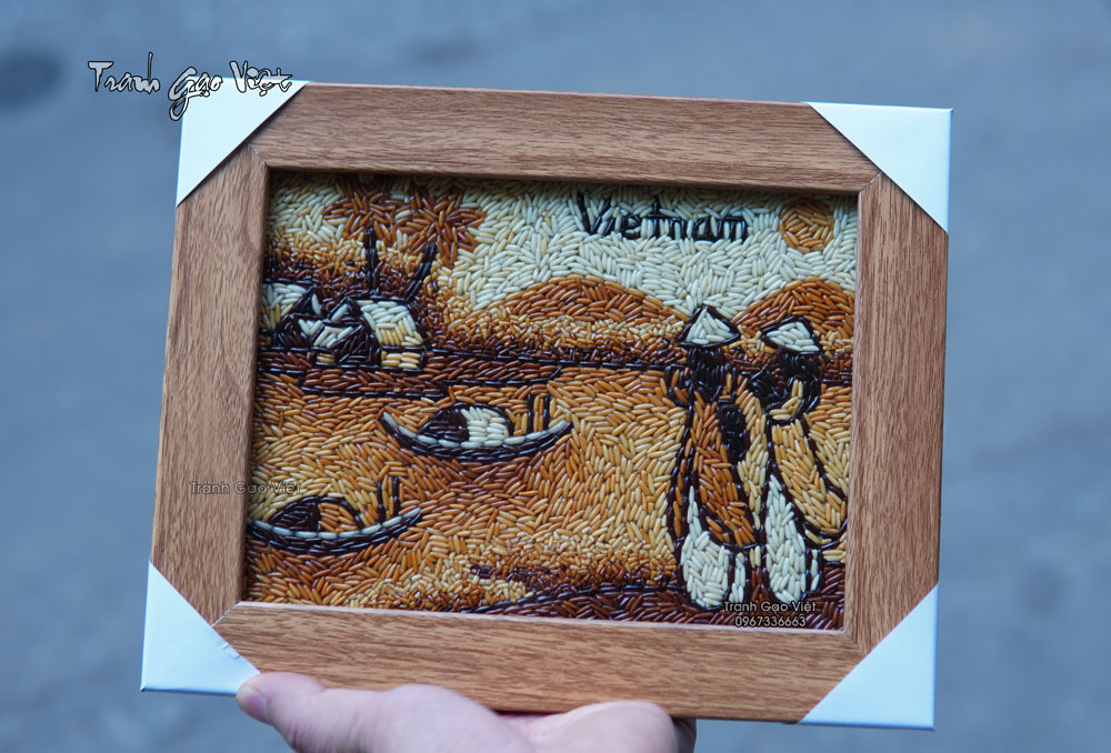 Tranh gạo &aacute;o d&agrave;i s&ocirc;ng qu&ecirc; để b&agrave;n 