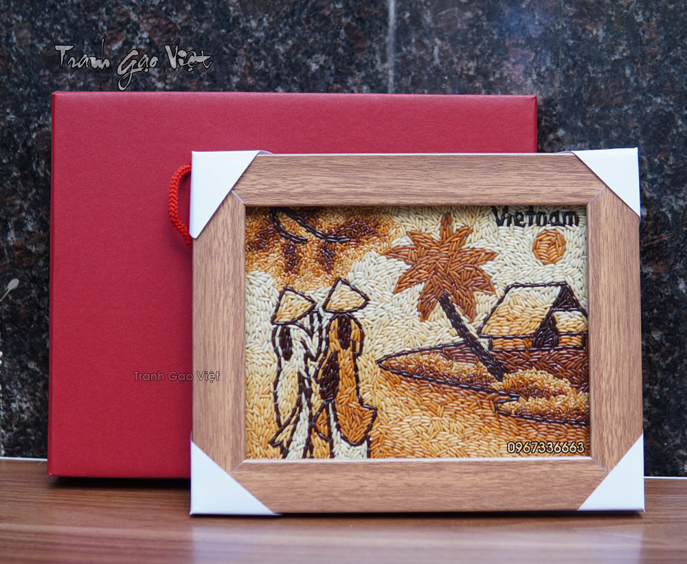 Tranh gạo để b&agrave;n hai c&ocirc; g&aacute;i &aacute;o d&agrave;i