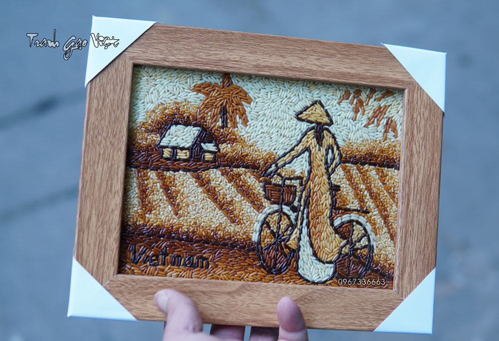 Tranh gạo &aacute;o d&agrave;i để b&agrave;n
