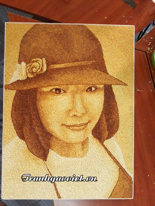 Tranh gạo ch&acirc;n dung c&ocirc; g&aacute;i kh&aacute;ch đặt l&agrave;m qu&agrave; tặng bạn