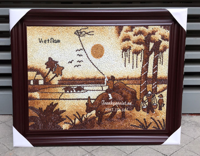 Tranh gạo phong cảnh cậu b&eacute; chăn tr&acirc;u thả diều