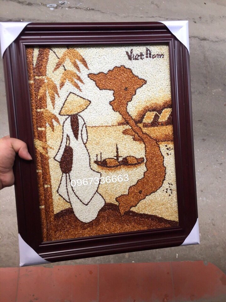 Tranh gạo bản đồ v&agrave; &aacute;o d&agrave;i VN m&oacute;n qu&agrave; lưu niệm đậm chất văn h&oacute;a Việt