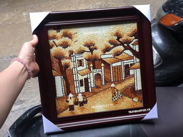 Tranh gạo Phố Cổ H&agrave; Nội l&agrave; một trong những mẫu tranh về địa danh Việt Nam đặc trưng k&iacute;ch thước nhỏ gọn th&iacute;ch hợp l&agrave;m qu&agrave; tặng