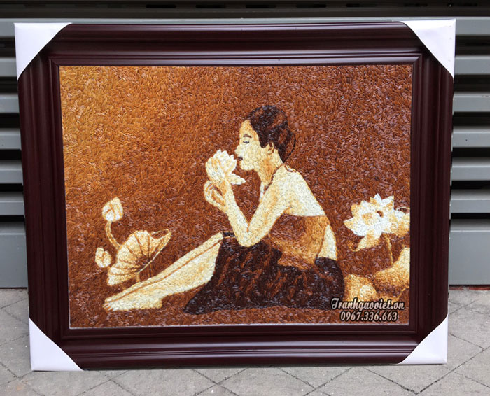 thiếu nữ v&agrave; hoa sen