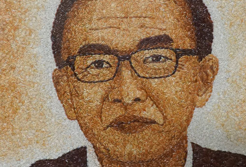 Tranh được xếp từ hạt gạo