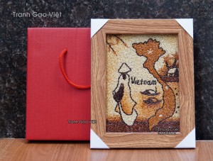 Tranh để bàn cô gái và bản đồ VN