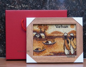Tranh gạo để bàn áo dài sông quê