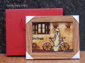 Tranh gạo để bàn cô gái áo dài