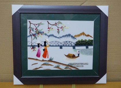 Tranh thêu tay cầu tràng tiền