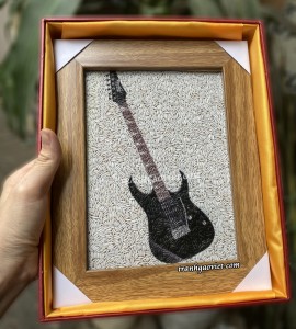 Tranh để bàn cây đàn guitar