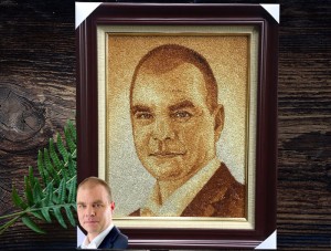 Quà tặng người nước ngoài tranh chân dung đặt của Hà Nội IEC