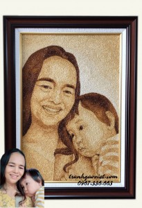 Tranh gạo chân dung 2 mẹ con