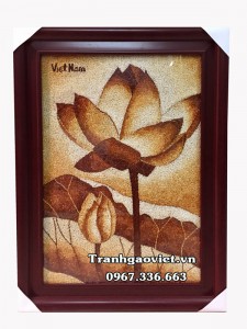 Tranh gạo hoa sen quà lưu niệm đậm nét văn hóa Việt Nam