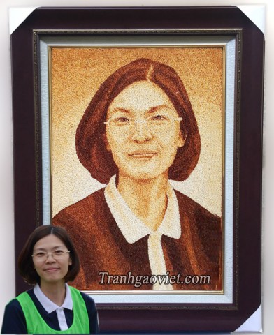 Cô gái tranh xếp từ hạt gạo