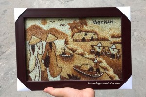 Tranh gạo khổ nhỏ cô gái áo dài bên sông quê